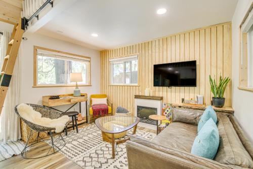 1 Mi to Lake Cozy Crestline Cabin with Hot Tub!