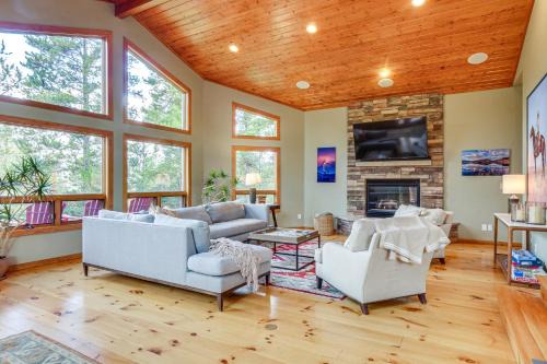 1 Mi to Ski Breckenridge Home with View and Hot Tub