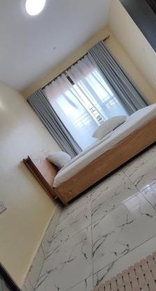 1 minute walk to Victoria Mall