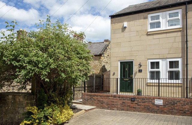 1 WESLEY MEWS, family friendly, with a garden in Alnwick
