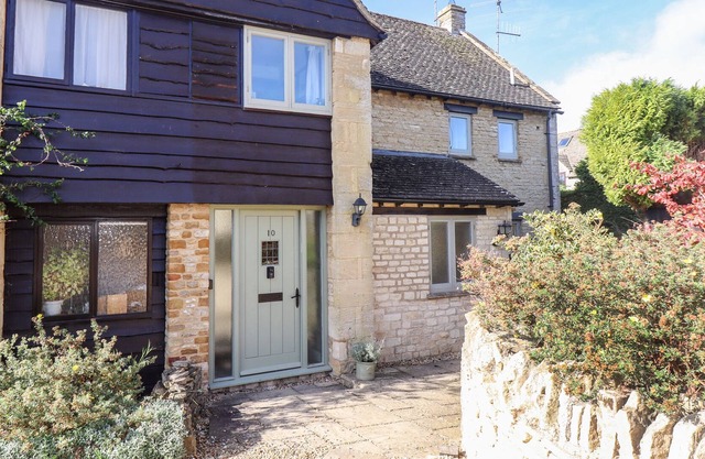 10 MANOR FARM CLOSE, pet friendly, with a garden in Kingham