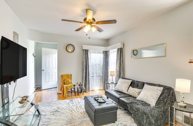 10 Mi to Downtown St Louis: Convenient Apartment!