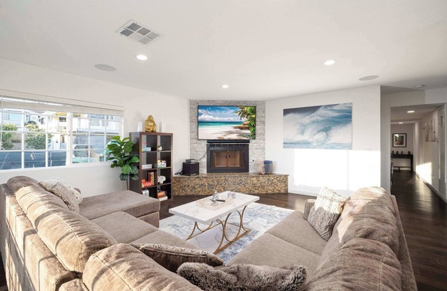 10 Min to Mission Beach and Sea World | Sleeps 14!