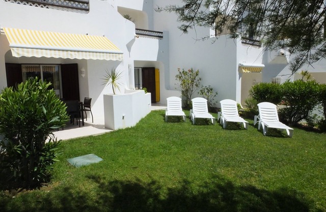 10 Min Walk to the Beach.Luxury apartment, overlooking golf driving range.