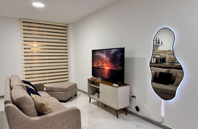 10 minutes away from the Consulate, safe and cozy apartment with parking lot