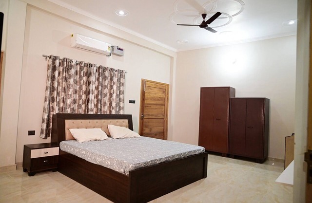 10 minutes from Ram Mandir! Family-sized home with Parking and Garden.
