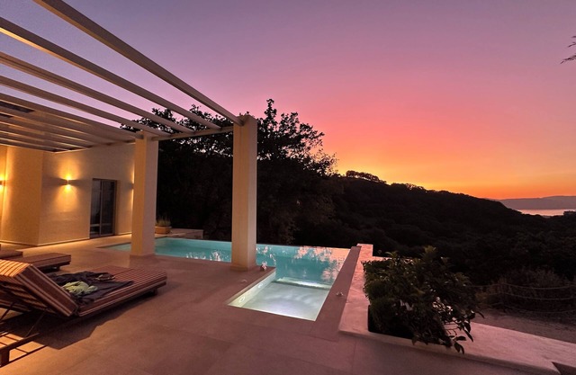 10 minutes from the beach.superb sea-view villa.private infinity pool.Jacuzzi. BBQ