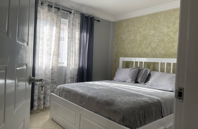 10 minutes from the International airport. Family-friendly suite