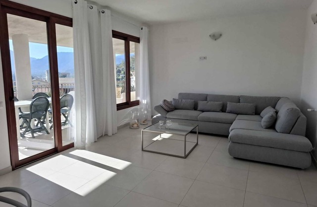 10 minutes from the sea