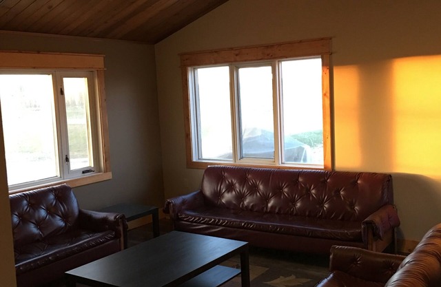 10 Minutes From Waterton Park Boundary Lakeside Gallery & Guest House