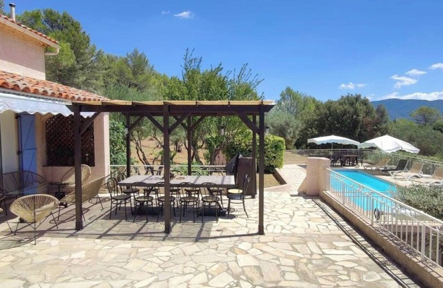 10-person villa with swimming pool in the heart of nature