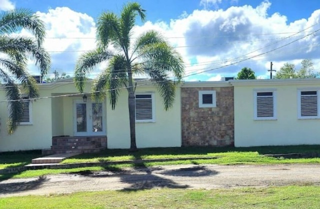 10 persons. 4 minutes from the beach.