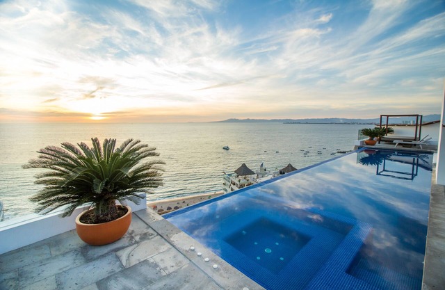 100 ft Los Muertos Beach/1BR+ 2Bth/Amapas 353/Upper level/POOL/GYM