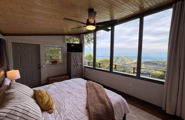 100 mile views, 2½ mi. to BR, hot tub & Kids Loft