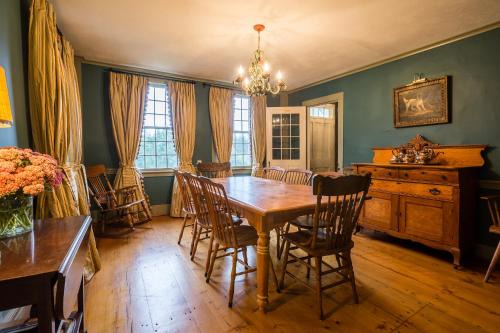 100 percent Private! Pool, Views, Skiing, Theatre!