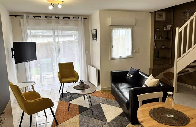 1006 - House 4p in a private residence with swimming pool.