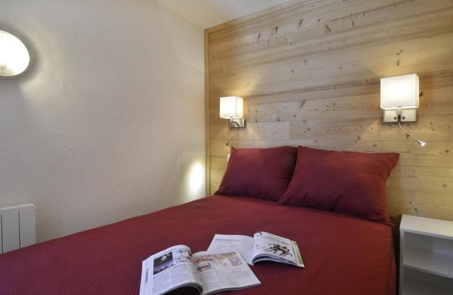 100m from ski lifts, 5th floor, view ski slopes, balcony, tv, ski locker, 35m², La Plagne