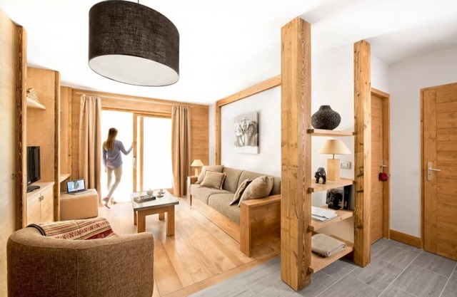 100m from ski lifts, fitness, swimming pool, sauna, hammam, balcony, tv, 40m², Tignes