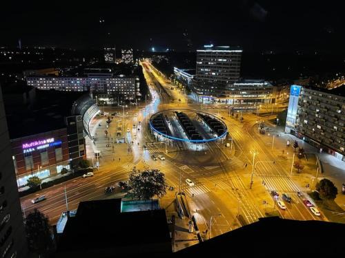 100m2 penthouse on top of the city 1000Mb/s, airc.