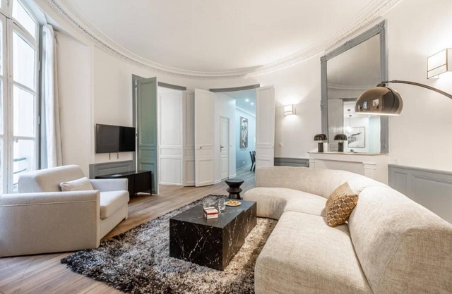 100m2 Uber Chic-Discover the city's treasured buildings and iconic Place Vendome
