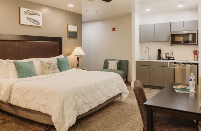 104 · Cozy Corner #104 - King Bed Hotel Phillips