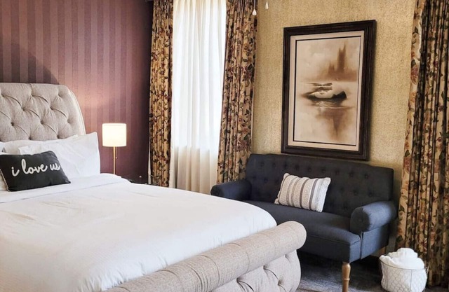 107 · Downtown Retro Room #107 - Hotel Phillips