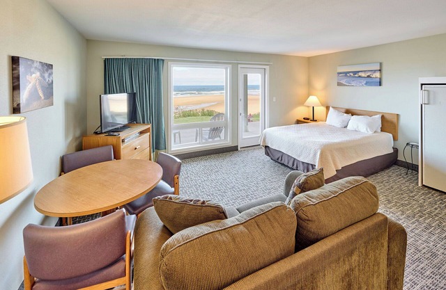 107 Ocean Picture Academy - Beachfront Condo - Pool, Hot Tub, & Full Kitchen!