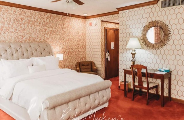 108 · Historic Hotel Room #108 - Hotel Phillips