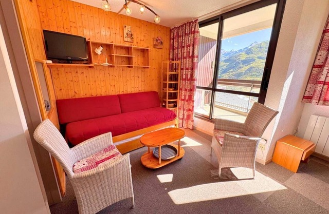 10m from ski slopes, 2nd floor, balcony, parking, tv, ski locker, 67m², Les Menuires