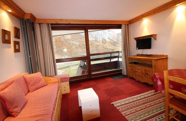10m from ski slopes, 8th floor, view lake, balcony, tv, ski locker, 28m², Tignes