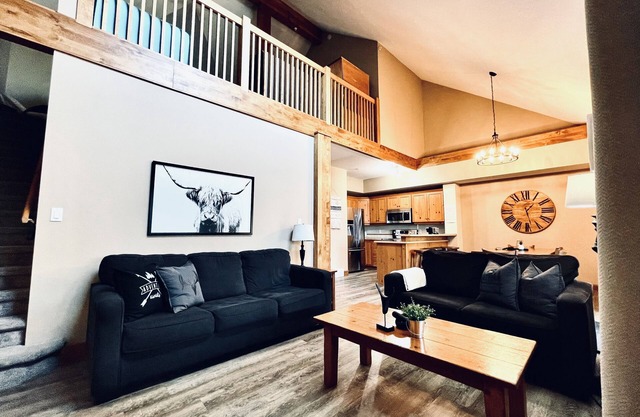 🖤110 Updated Ski-In/Out, 3 Bed 3 Bath, Sleeps 12, central A/C & private hot tub🖤