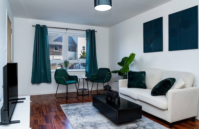 115 Gracemount Drive · Luxury 3-Bed Townhouse | Free Parking | Central