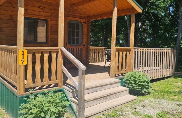 117) Sparrow Log Cabin. Close to Hocking Hills State Park and more!