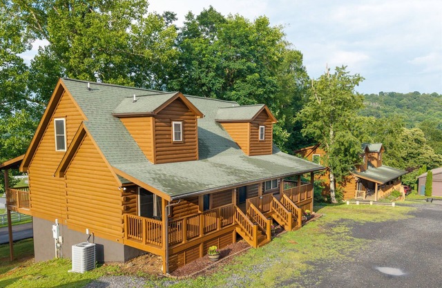 11BR Retreat | 2 Cabins | Walk to WJ | Sleeps 27