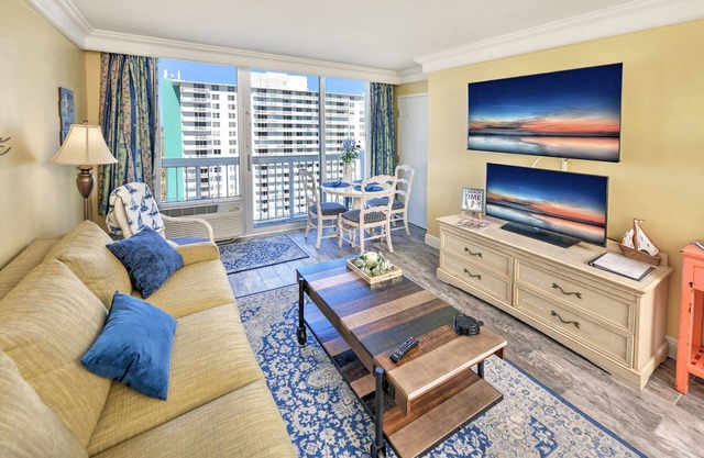 1222- Ocean Views - Private Balcony