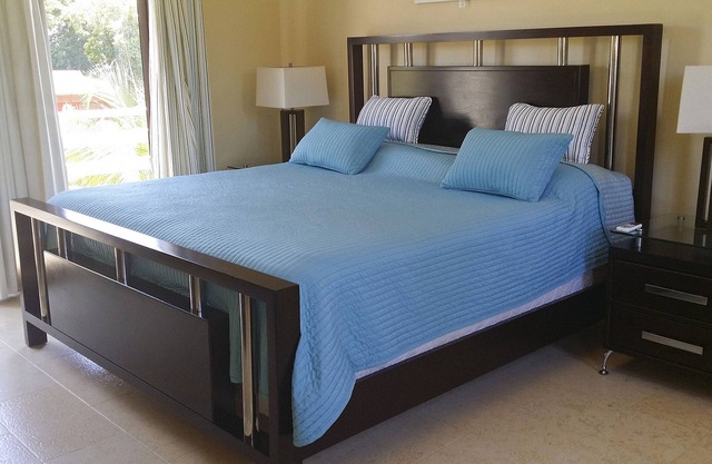 12BD beach complex, 3 large private pools and gardens, cable TV/Internet/AC BBQ