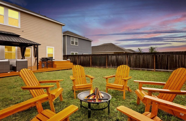 14 guests! Hot Tub, Firepit, Blackstone BBQ, Multi-Game table & Outdoor Movies!