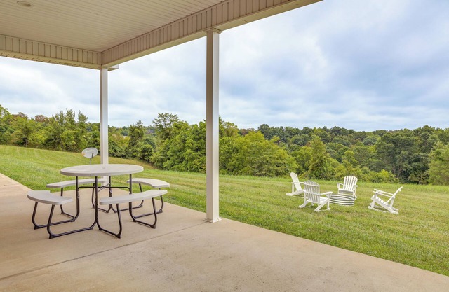 14 Mi to Ark Encounter: Rural Corinth Escape!