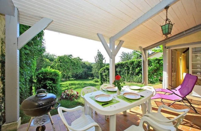 15 mins from Sarlat and caves comfortable cottage with swimming pool,