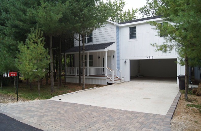 15 Mins to Lake Geneva 3+ Family Capacity