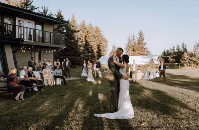 15 Minutes from Waterton Lakes National Park! Gorgeous views and yard, sleeps 19