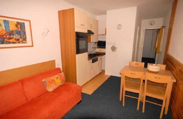 150m from ski slopes, 1st floor, view resort, fitness, swimming pool, sauna, tv, ski locker, 27m²