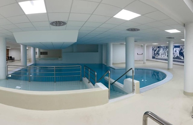 150m from ski slopes, 3rd floor, view mountain, swimming pool, balcony, tv, ski locker, 49m²