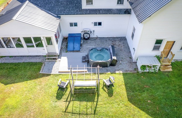 16 ppl 2 hot tubs, game room, fire pit