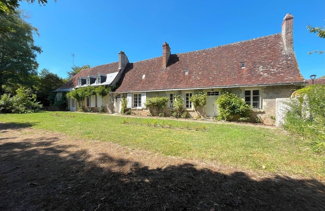 16th century priory, sleeps 11, large enclosed garden, near the Loire chateaux