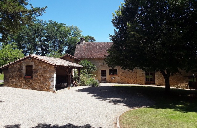 16th century Périgourdine stone house, large covered outdoor space, wifi