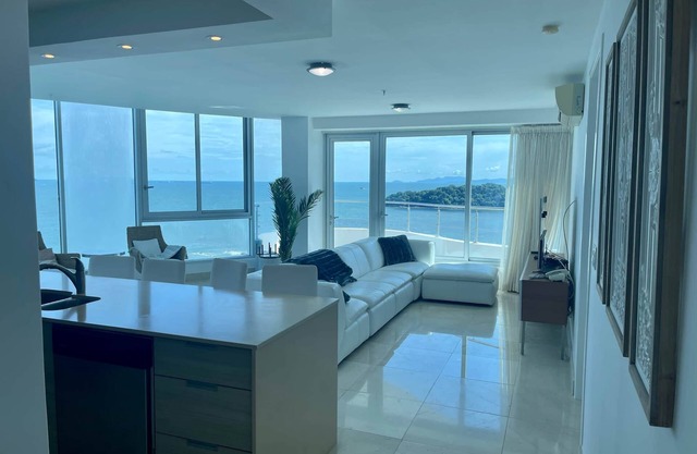 17E Beautiful 2-Bedroom Ocean View Apartment