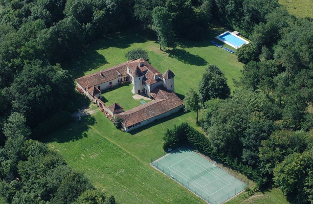 17th-century manor house, piano, tennis court, heated swimming pool. Ideal for families
