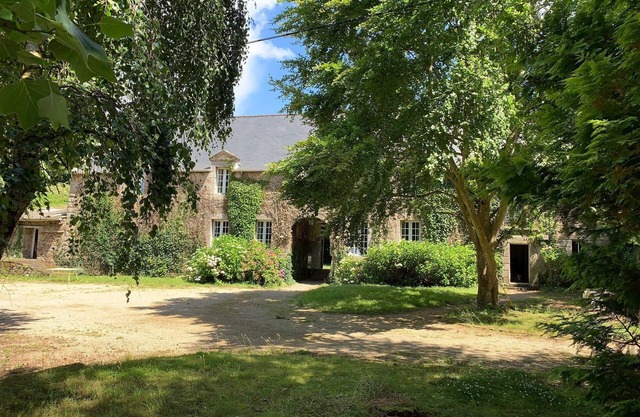 17th century property between the pink granite coast & Lannion, large 46m2 studio flat