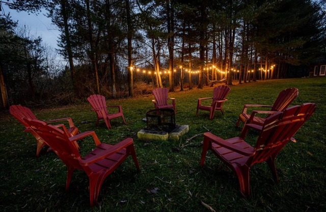 18 Acre Cozy and Relaxing Chalet with HOT TUB!